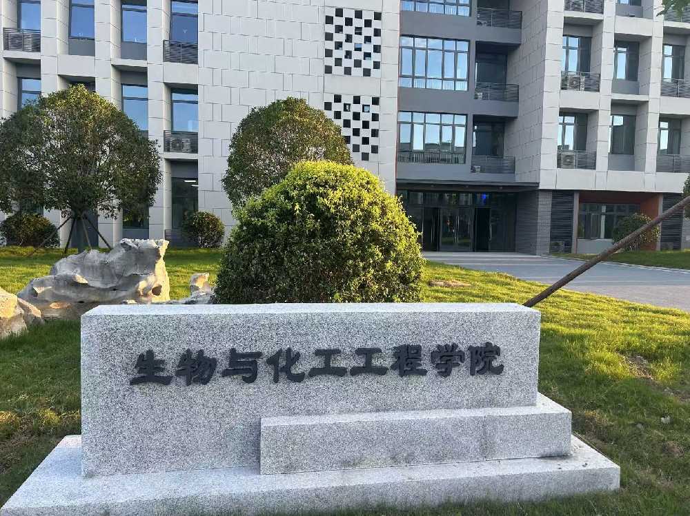 得荣县扬州职业大学体育场高杆灯项目